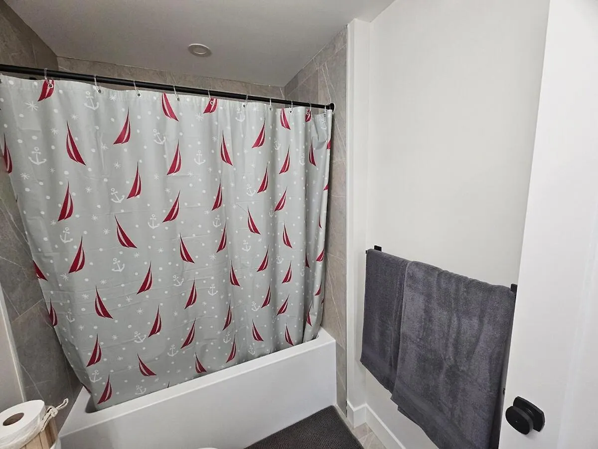New Modern Suite In Calgary Nw 度假居