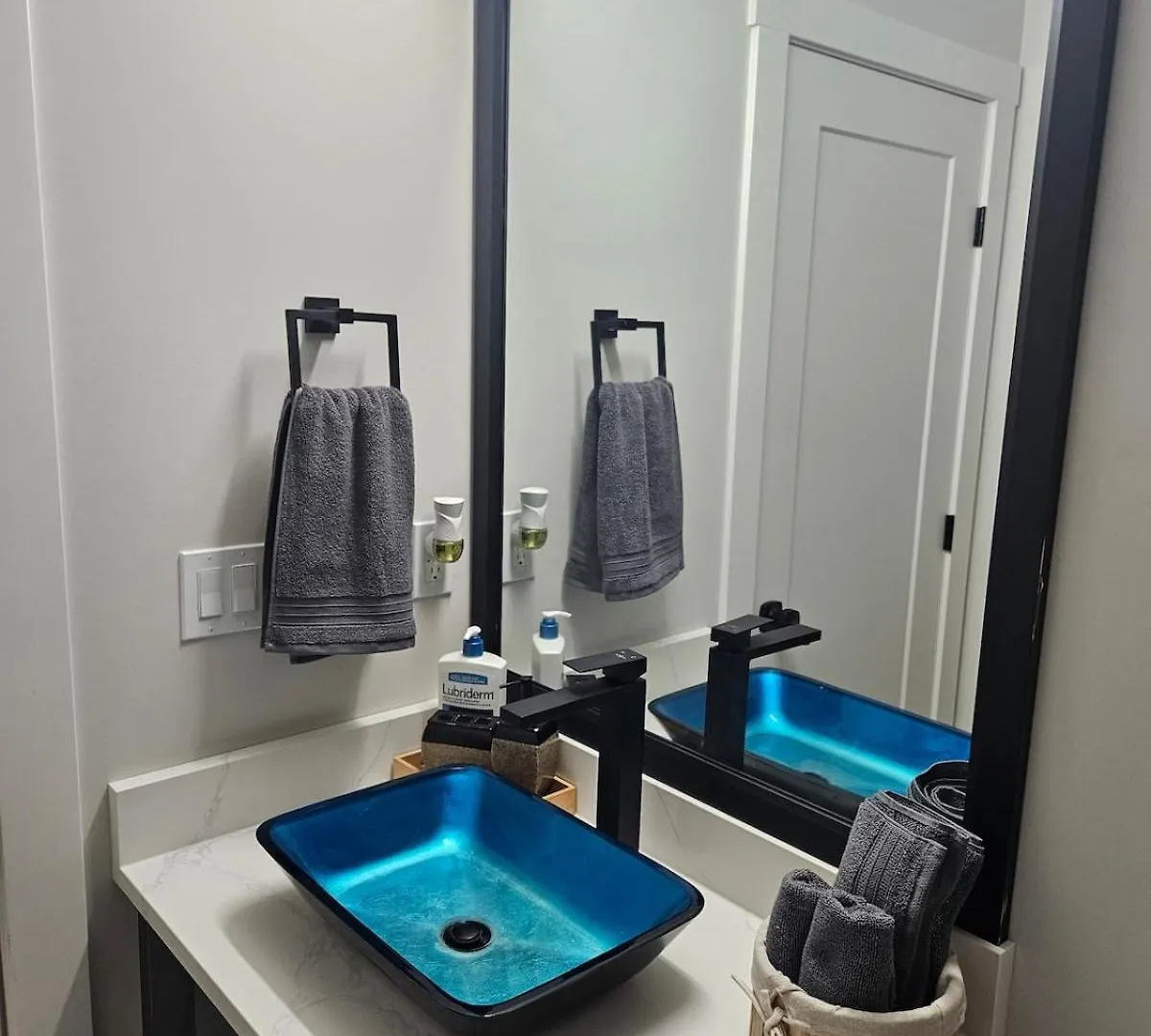 New Modern Suite In Calgary Nw