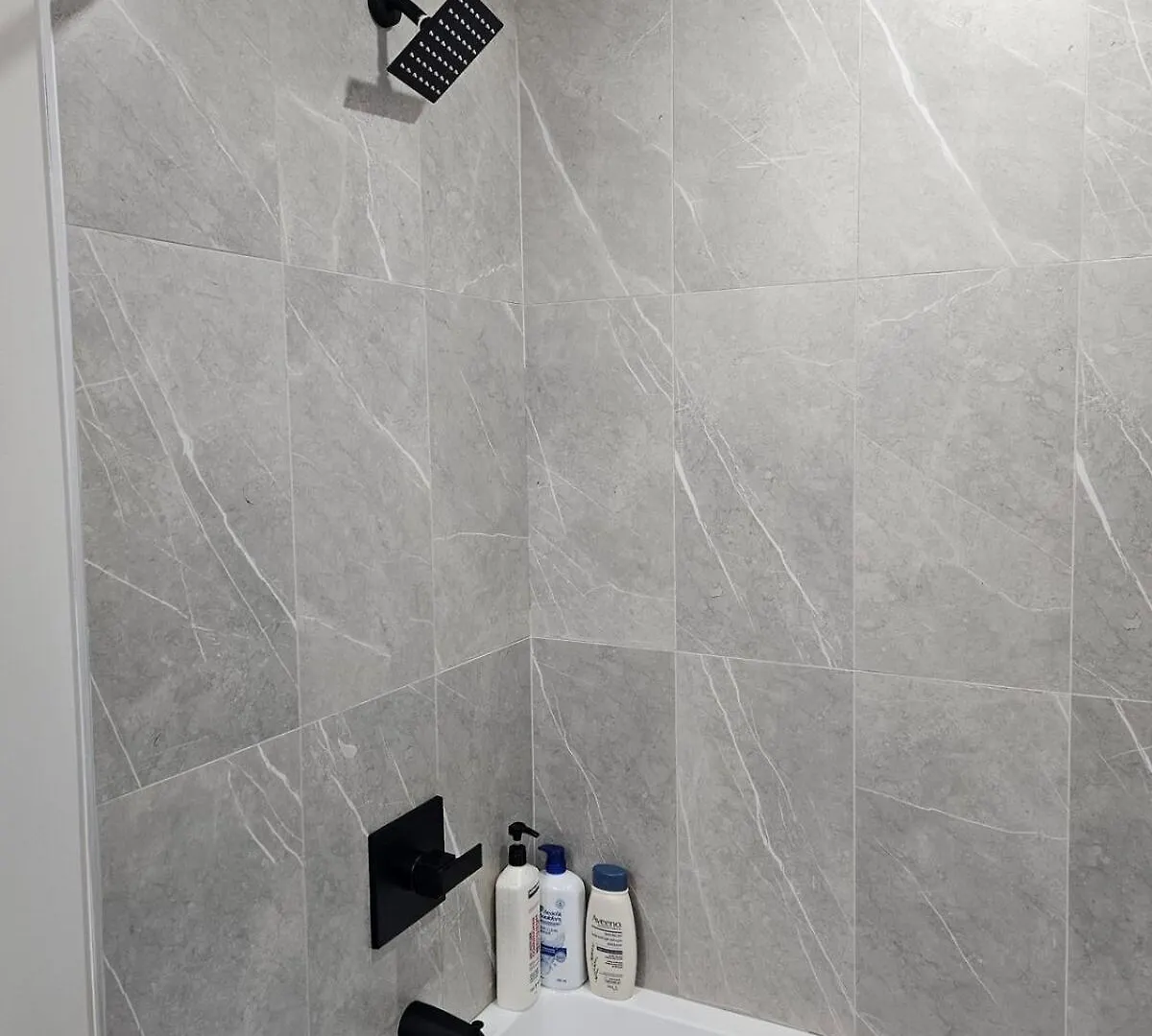 New Modern Suite In Calgary Nw 0*,