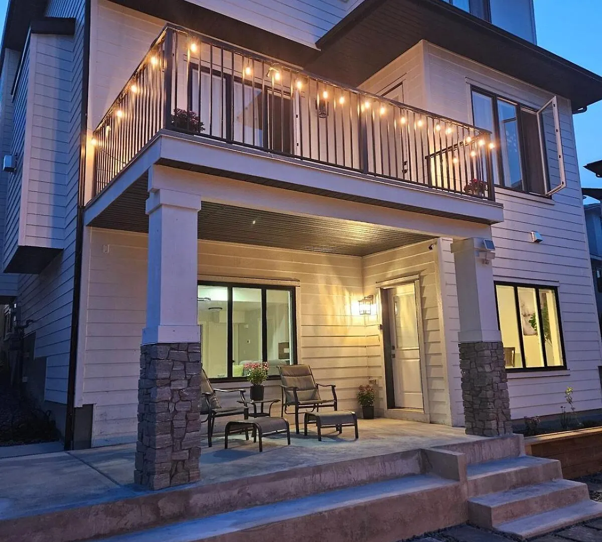 New Modern Suite In Calgary Nw