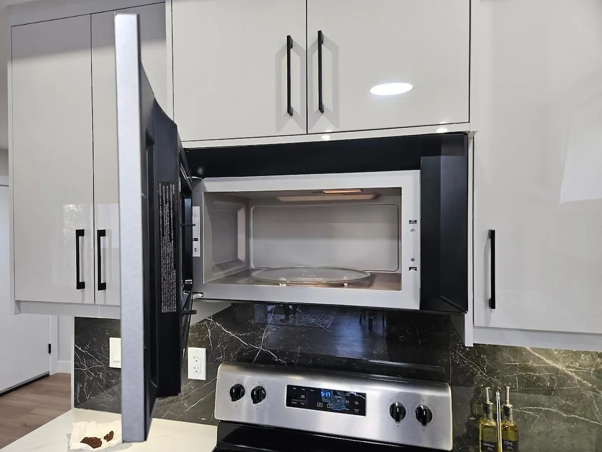 New Modern Suite In Calgary Nw Canada