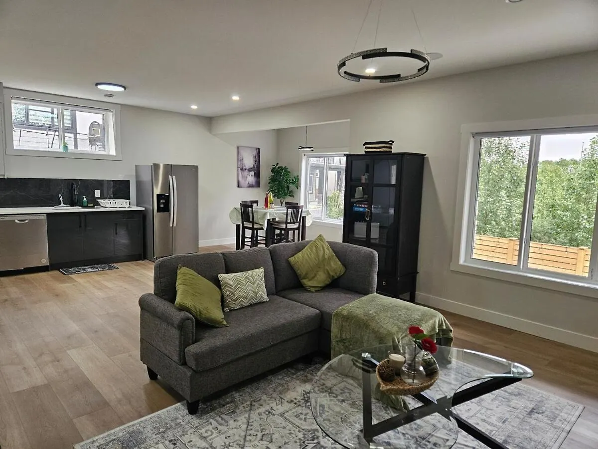 New Modern Suite In Calgary Nw Holiday home