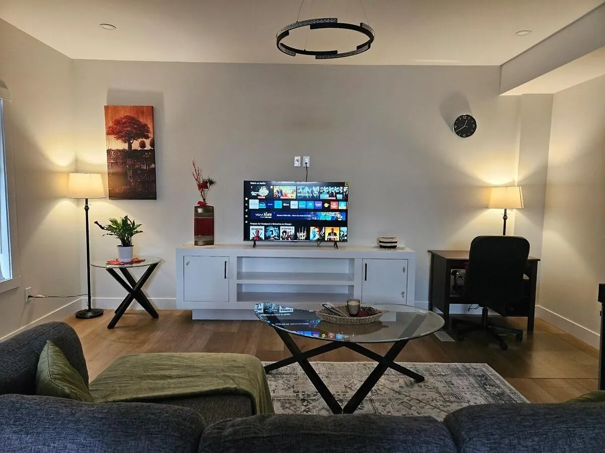 Holiday home New Modern Suite In Calgary Nw Canada
